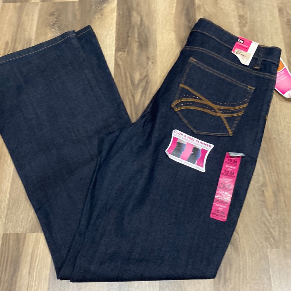 🧵 NWT Lee At The Waist Classic Fit Bootcut Dark Wash Jeans 🧵 - Picture 1 of 7